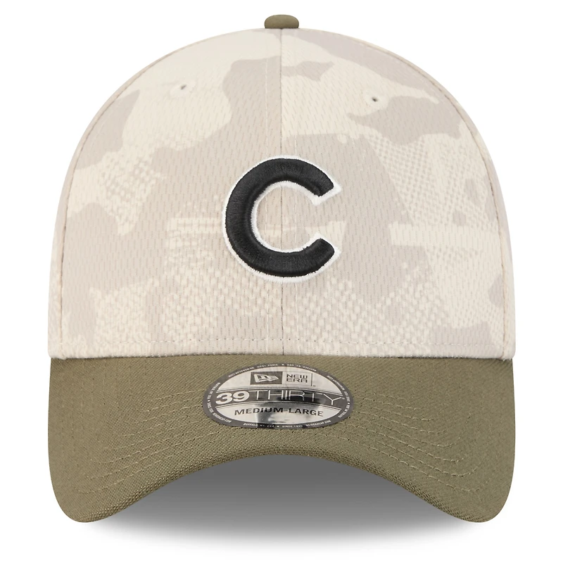 Casquette 39THIRTY Flex pour homme New Era beige clair/olive Chicago Cubs 2025 Armed Forces Day