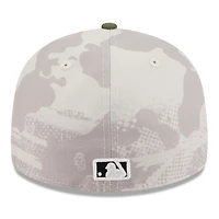 Casquette ajustée 59FIFTY pour homme New Era beige clair/olive Chicago Cubs 2025 Armed Forces Day