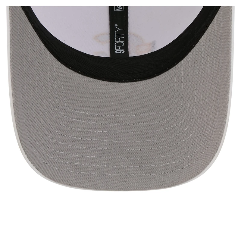 Casquette trucker ajustable New Era 9FORTY blanche à motif drapeau des Cubs de Chicago pour homme