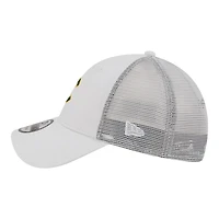 Casquette trucker ajustable New Era 9FORTY blanche à motif drapeau des Cubs de Chicago pour homme