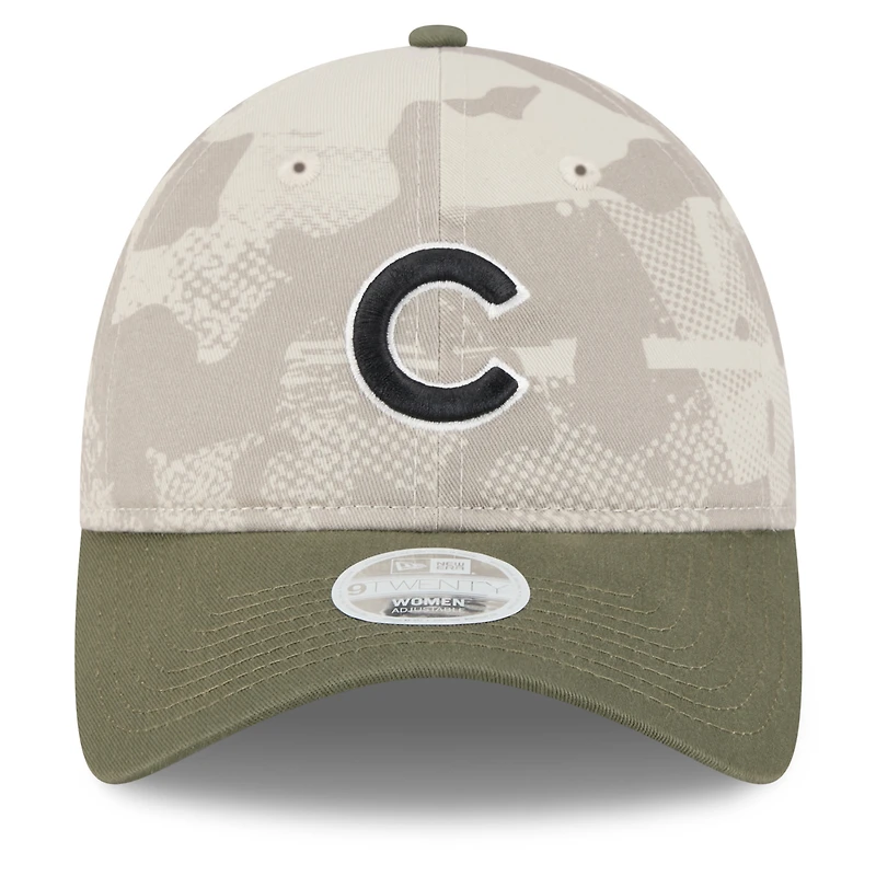 Casquette ajustable 9TWENTY pour femme New Era beige clair/olive Chicago Cubs 2025 Armed Forces Day