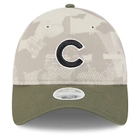 Casquette ajustable 9TWENTY pour femme New Era beige clair/olive Chicago Cubs 2025 Armed Forces Day