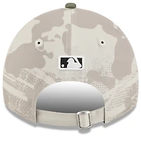 Casquette ajustable 9TWENTY pour femme New Era beige clair/olive Chicago Cubs 2025 Armed Forces Day