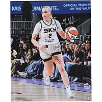 Photo dédicacée de Hailey Van Lith (Chicago Sky) en train de dribbler (40 x 50 cm)