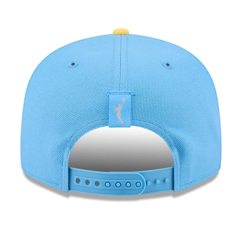 Casquette unisexe New Era bleu ciel/jaune Chicago Sky WNBA Tip-Off 2026 avec badge métallique et monture en A - Modèle 9FIFTY Snapback