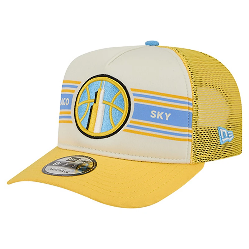 Casquette de camionneur ajustable unisexe New Era 9FIFTY Chicago Sky Banner blanche/jaune en mousse sur le devant