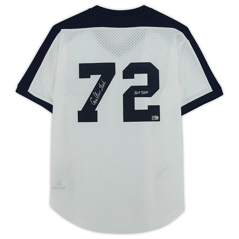 Maillot d'entraînement au bâton authentique Mitchell & Ness blanc autographié par Carlton Fisk des White Sox de Chicago, avec inscription « HOF 2000 ».