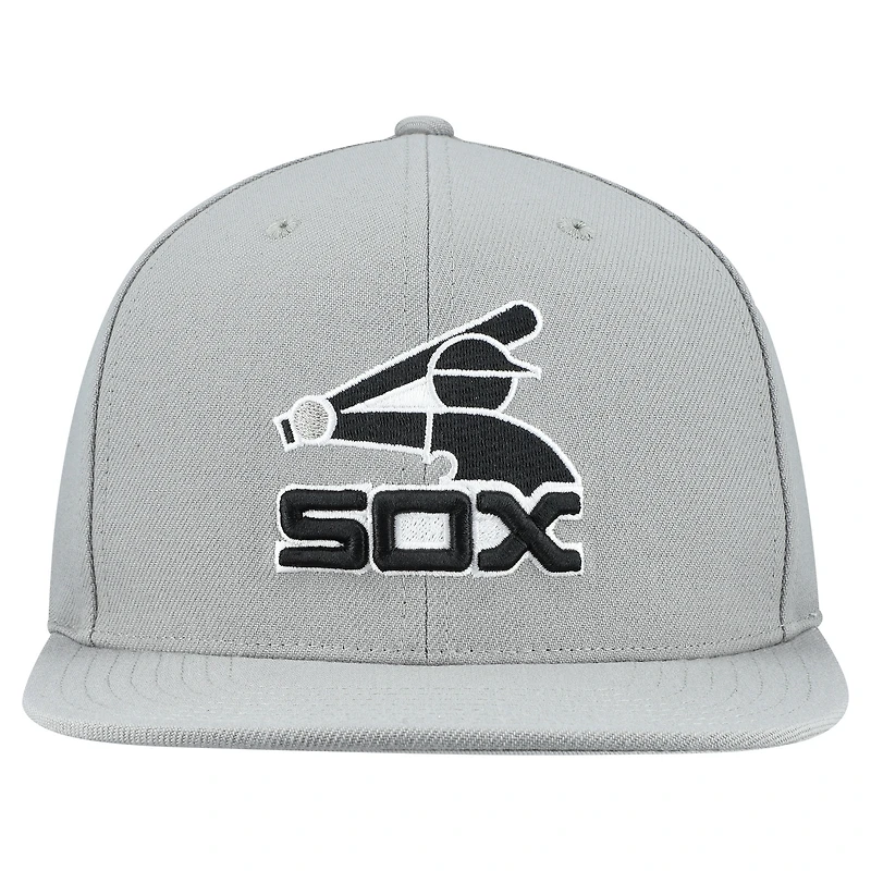 Men's Mitchell & Ness Gray Chicago White Sox Cooperstown Collection Basic Flip Snapback Hat