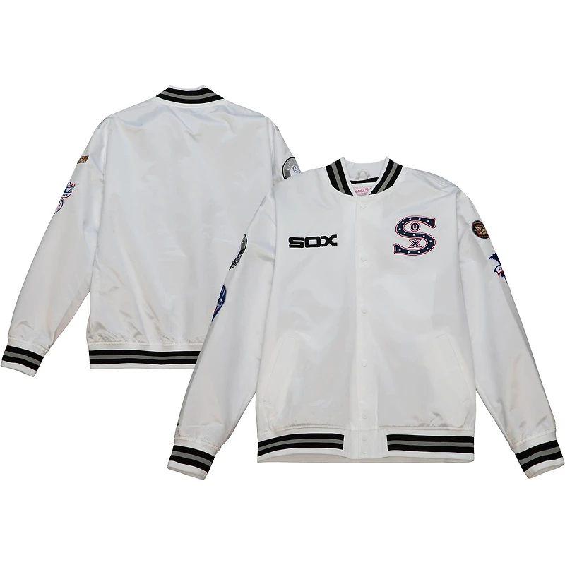 Veste universitaire Mitchell & Ness blanche pour homme, collection Chicago White Sox, en satin à boutons-pression.