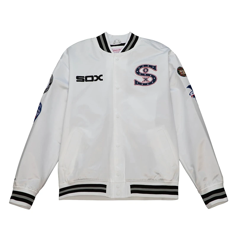 Mitchell & Ness - Chicago White Sox City Collection Veste universitaire en satin à boutons-pression pour hommes Blanc