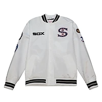 Mitchell & Ness - Chicago White Sox City Collection Veste universitaire en satin à boutons-pression pour hommes Blanc
