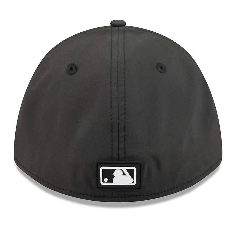 Casquette New Era noire pour homme Chicago White Sox 2026 Clubhouse M-Crown 39THIRTY Flex