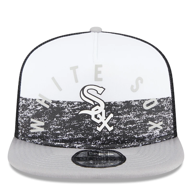 Casquette Trucker 9FIFTY Snapback en mousse sur le devant en forme de A de l'équipe Chicago White Sox New Era pour hommes, blanc/gris