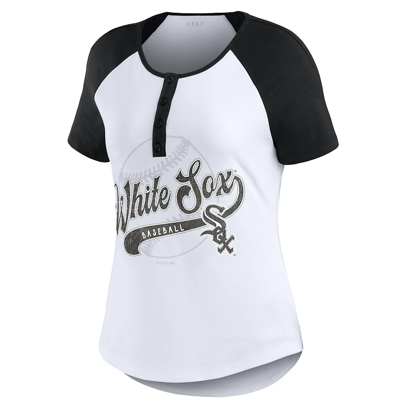 WEAR by Erin Andrews T-shirt ajusté Henley Raglan des White Sox de Chicago, blanc/noir, pour femmes