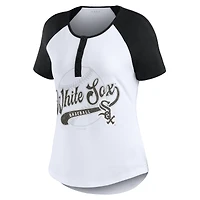 WEAR by Erin Andrews T-shirt ajusté Henley Raglan des White Sox de Chicago, blanc/noir, pour femmes
