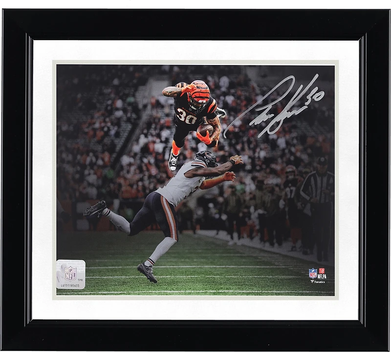 Photo dédicacée de Chase Brown (Cincinnati Bengals) au format 8 x 10 pouces (20 x 25 cm) prise lors d'un match de haies.
