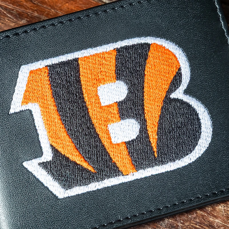 Portefeuille à deux volets brodé en cuir synthétique des Bengals de Cincinnati