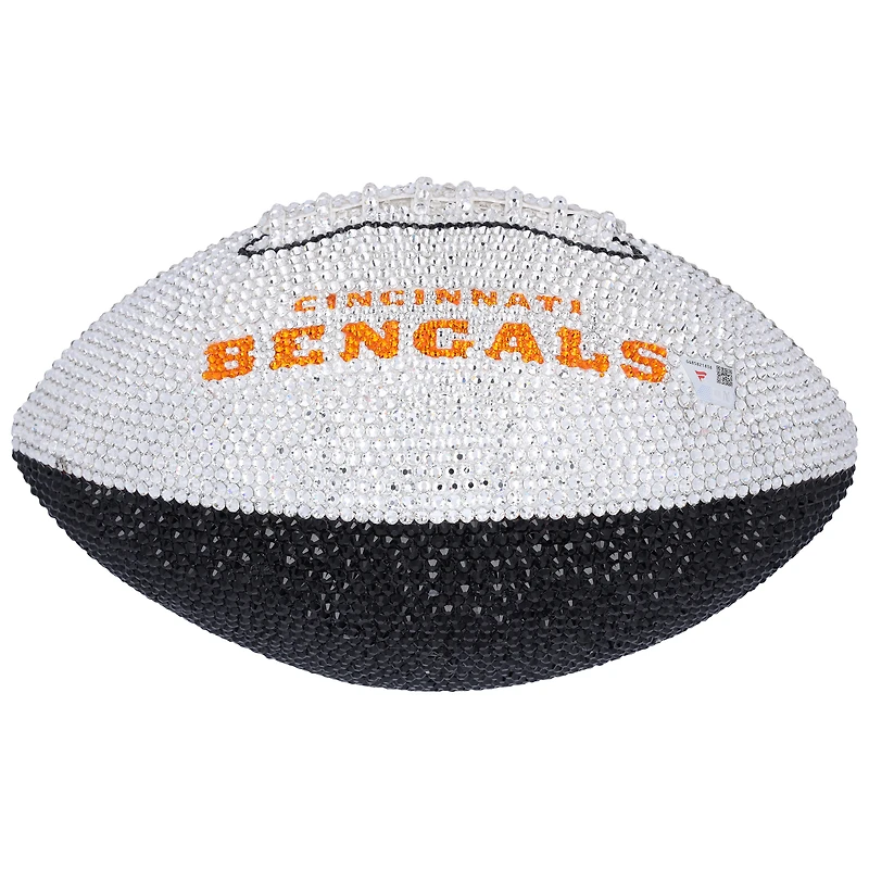 Ballon de football américain à panneau blanc en cristal Swarovski autographié par Ja'Marr Chase (Cincinnati Bengals) - Illustration par Rock On Sports