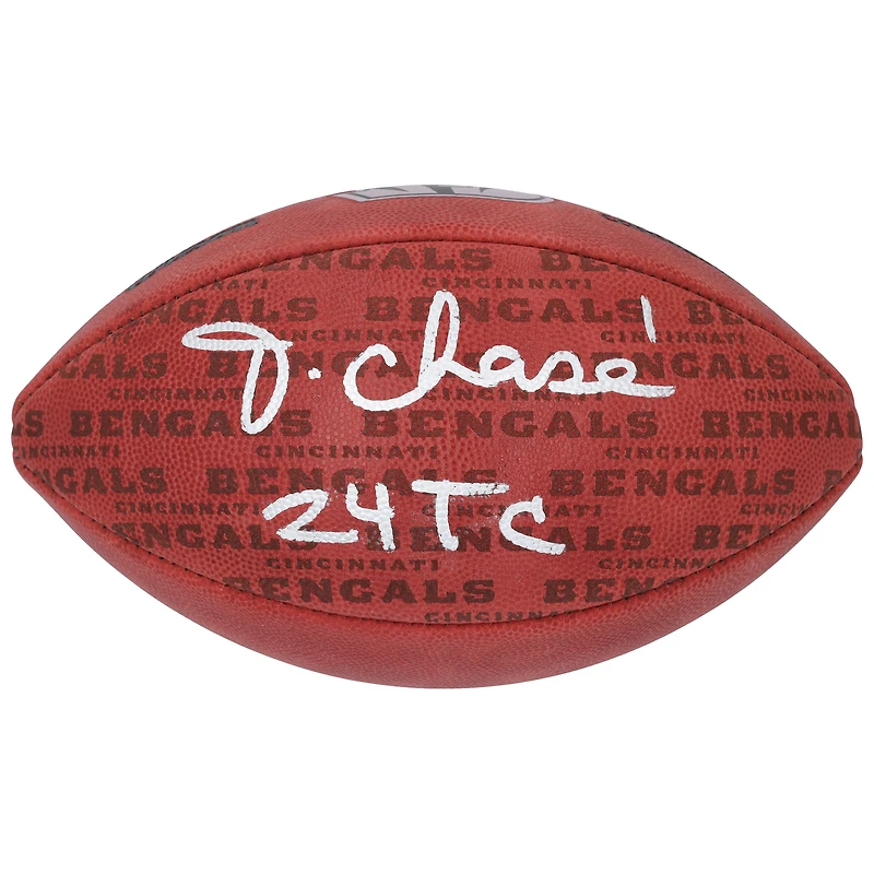 Ballon de football Wilson Duke Showcase autographié par Ja'Marr Chase (Cincinnati Bengals) avec inscription « 24 TC ».