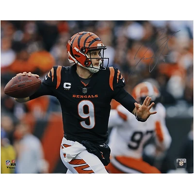 Photographie horizontale autographiée de Joe Burrow Cincinnati Bengals, maillot noir, 16" x 20"