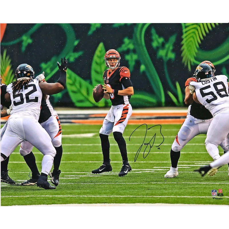 Photographie autographiée de Joe Burrow Cincinnati Bengals 16" x 20" en maillot noir debout dans une poche