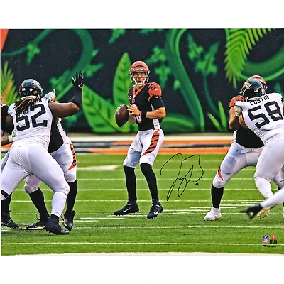 Photographie autographiée de Joe Burrow Cincinnati Bengals 16" x 20" en maillot noir debout dans une poche