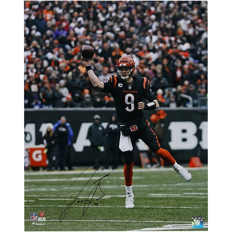 Photographie verticale autographiée de Joe Burrow Cincinnati Bengals 16" x 20" en maillot noir