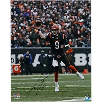 Photographie verticale autographiée de Joe Burrow Cincinnati Bengals 16" x 20" en maillot noir