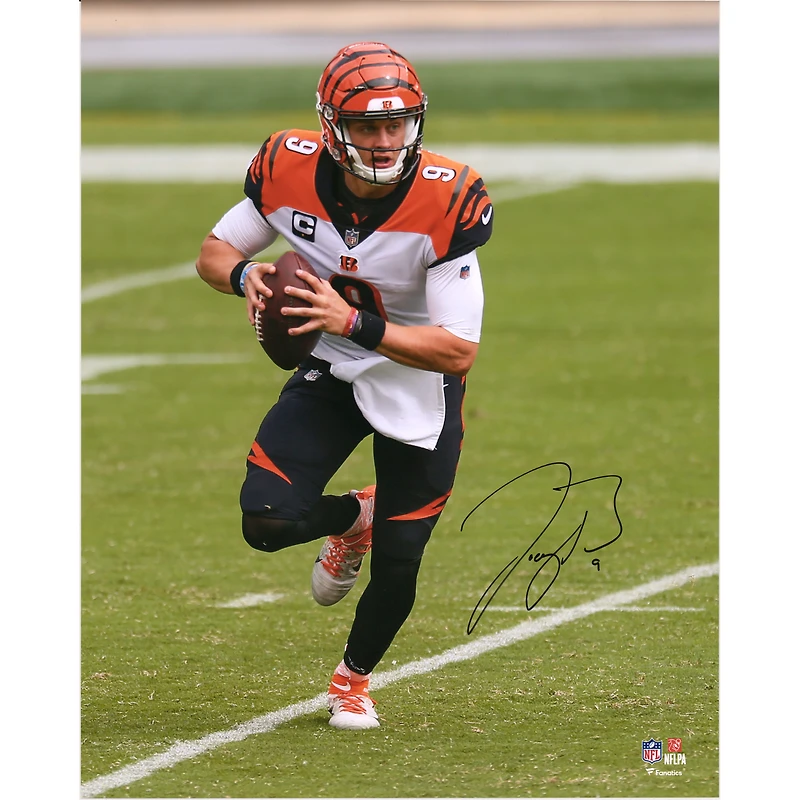 Photographie verticale dépliante autographiée de 16" x 20" de Joe Burrow des Bengals de Cincinnati