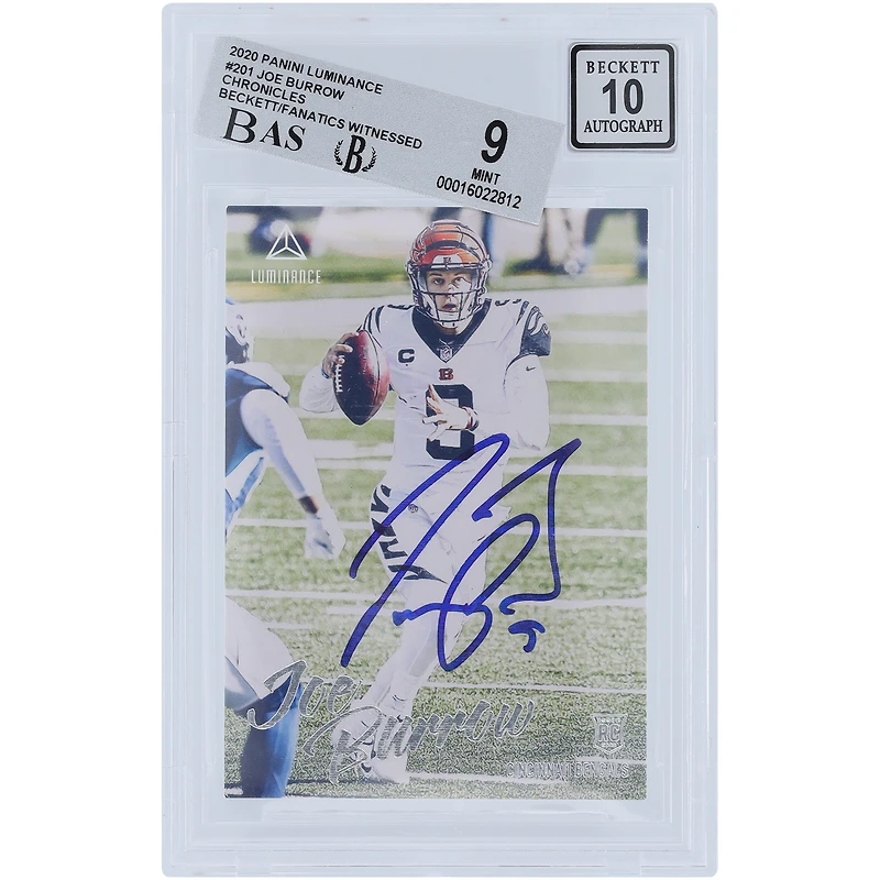 Carte de recrue 9/10 authentifiée 2020 Panini Luminance #201 Beckett Fanatics Witnessed Autographiée par Joe Burrow Cincinnati Bengals - Sous-grades 9,9,9.5,10