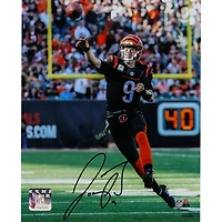 Photographie autographiée de 8" x 10" de Joe Burrow Cincinnati Bengals en train de lancer en courant dans un maillot noir