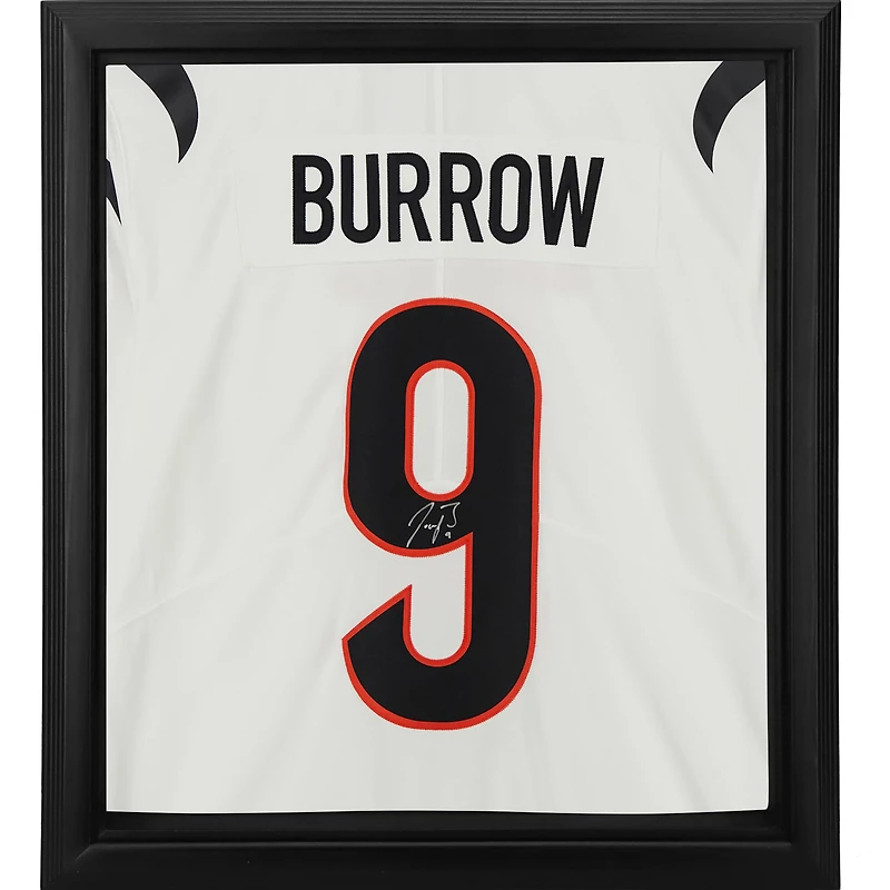 Maillot Nike Vapor Limited blanc encadré autographié par Joe Burrow des Bengals de Cincinnati Shadowbox
