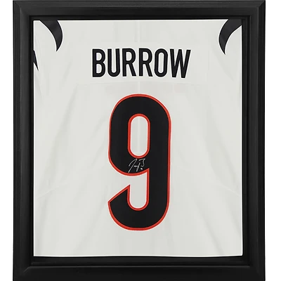 Maillot Nike Vapor Limited blanc encadré autographié par Joe Burrow des Bengals de Cincinnati Shadowbox
