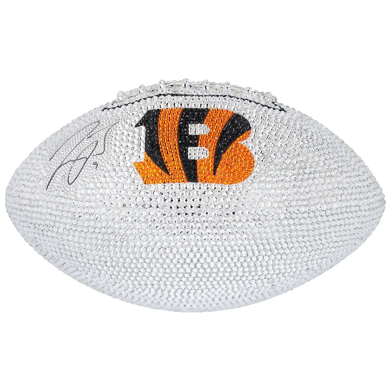 Ballon de football blanc dédicacé par Joe Burrow des Bengals de Cincinnati en cristal Swarovski - Illustration par Rock On Sports