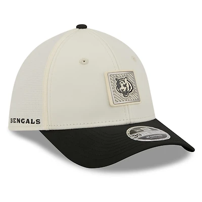 Casquette New Era Flex crème/noire pour homme, Cincinnati Bengals, camp d'entraînement NFL 2026