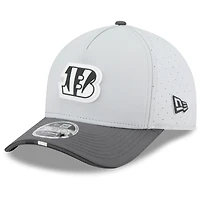 Casquette ajustable New Era 9FORTY gris/graphite pour homme, camp d'entraînement NFL 2025 des Bengals de Cincinnati