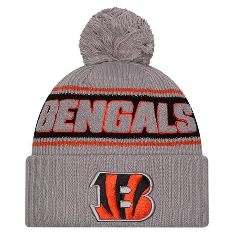 Bonnet tricoté à revers avec pompon Cincinnati Bengals 2024 Sideline Sport pour homme New Era gris