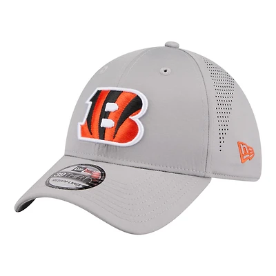 Casquette New Era Flex grise perforée Cincinnati Bengals pour homme (modèle 39THIRTY).
