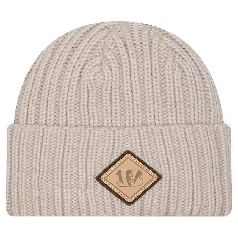 Bonnet en tricot à revers beige clair avec logo appliqué des Bengals de Cincinnati de New Era pour homme