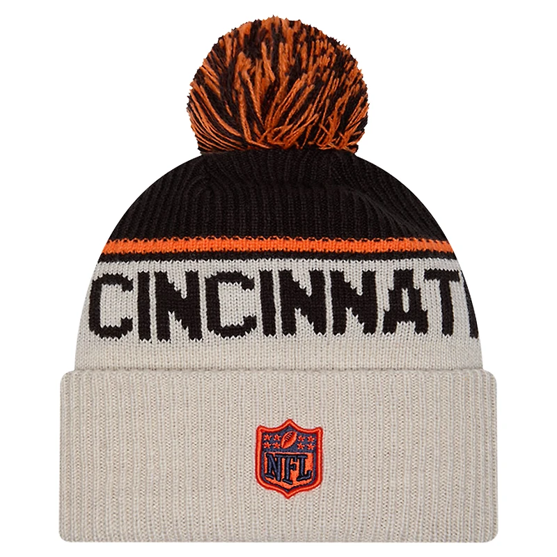 Bonnet en tricot à revers avec pompon Stone Cincinnati Bengals Sideline Historic pour homme de New Era