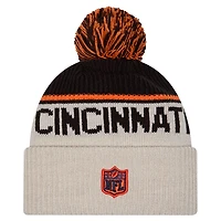 Bonnet en tricot à revers avec pompon Stone Cincinnati Bengals Sideline Historic pour homme de New Era
