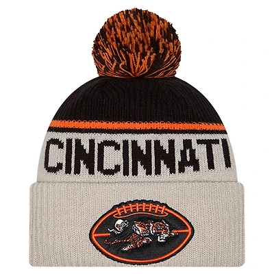 Bonnet en tricot à revers avec pompon Stone Cincinnati Bengals Sideline Historic pour homme de New Era