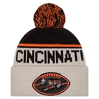 Bonnet en tricot à revers avec pompon Stone Cincinnati Bengals Sideline Historic pour homme de New Era