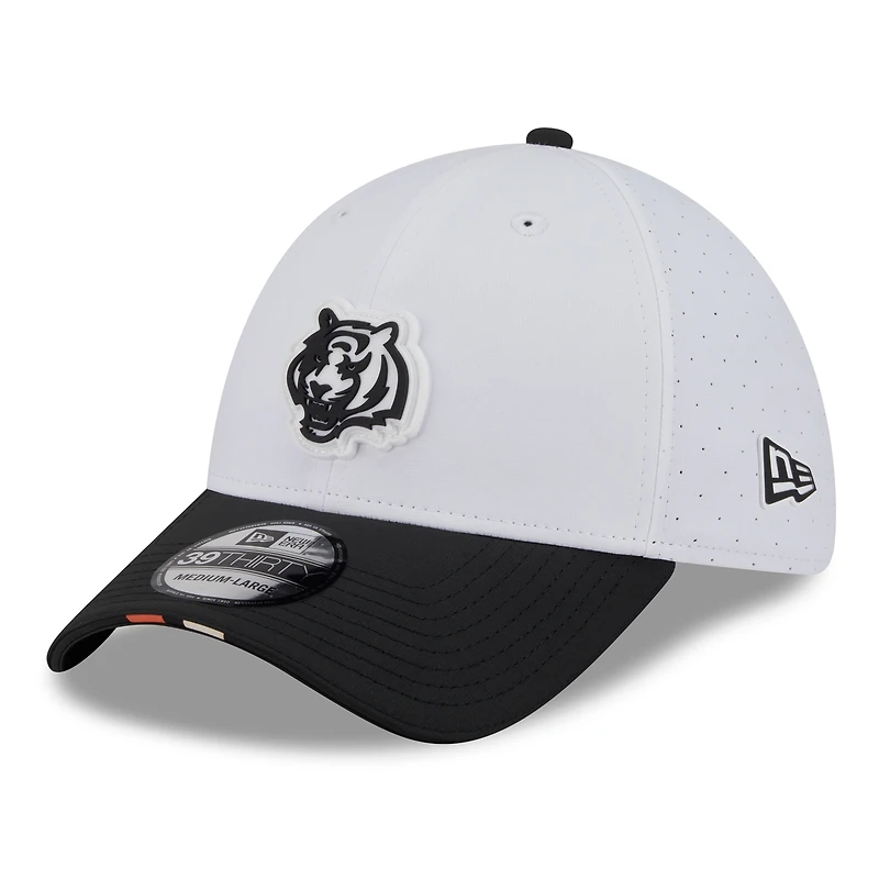 Men's New Era White/Black Cincinnati Bengals 2025 NFL Training Camp 39THIRTY Flex Hat