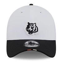 Men's New Era White/Black Cincinnati Bengals 2025 NFL Training Camp 39THIRTY Flex Hat
