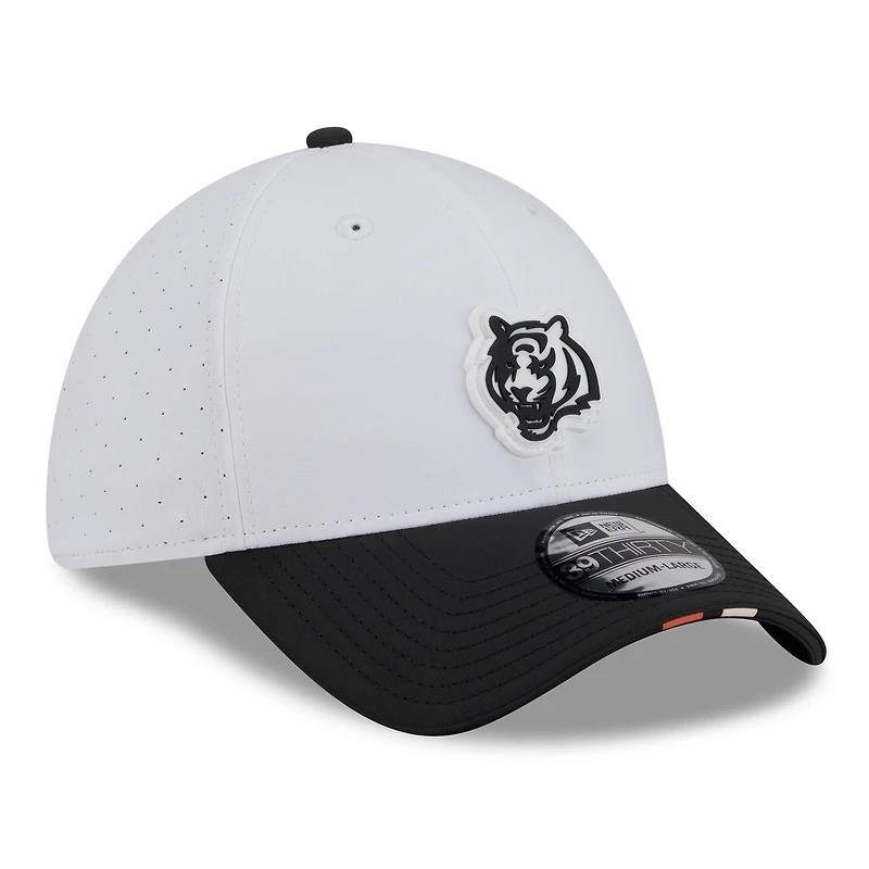Men's New Era White/Black Cincinnati Bengals 2025 NFL Training Camp 39THIRTY Flex Hat