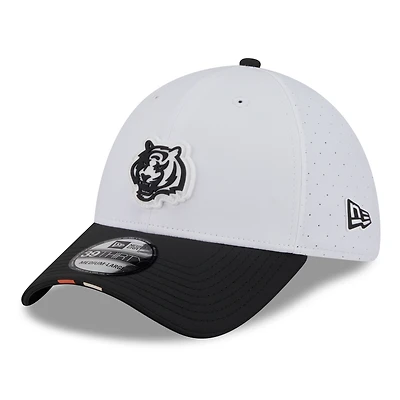Men's New Era White/Black Cincinnati Bengals 2025 NFL Training Camp 39THIRTY Flex Hat