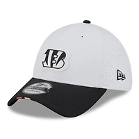 Men's New Era  White/Black Cincinnati Bengals 2025 NFL Training Camp 39THIRTY Flex Hat
