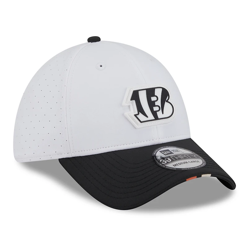 Men's New Era  White/Black Cincinnati Bengals 2025 NFL Training Camp 39THIRTY Flex Hat