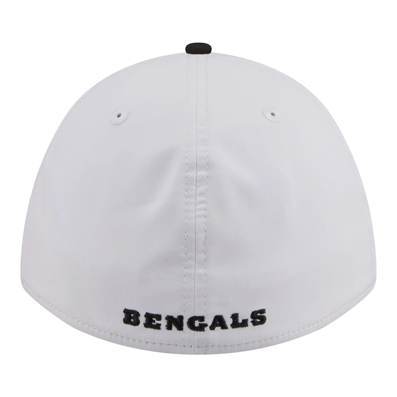 Casquette New Era pour homme, blanche et noire, écusson des Bengals de Cincinnati, modèle 39THIRTY, A monture couronne perforée.
